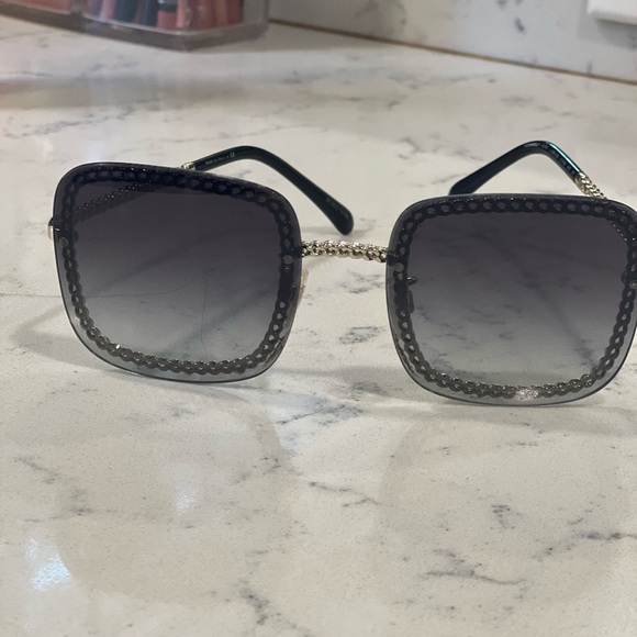 CHANEL
Metal Square Removable Chain
Sunglasses 4244 grey - Picture 6 of 15